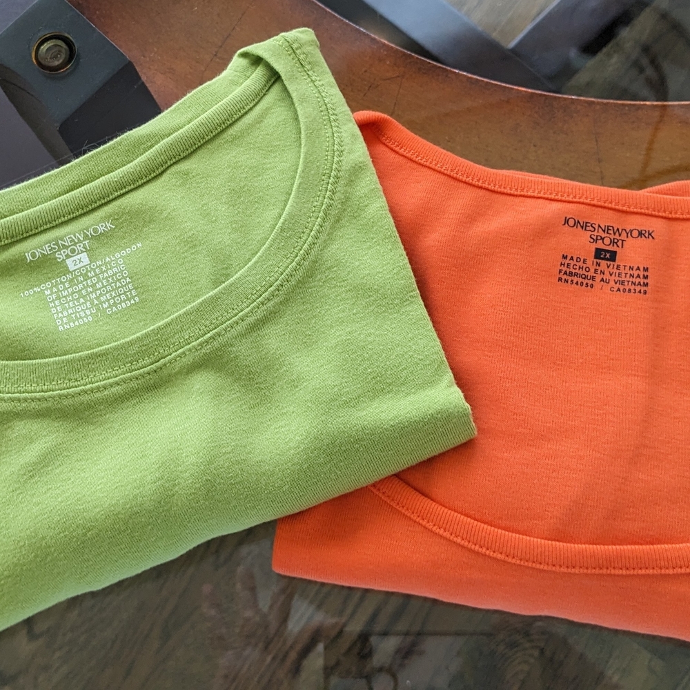 Jones New York Green and Orange Short Sleeve Tees